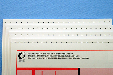 本の見開き部分や端を縫うほか、紙の上部に紙クロスを巻く下処理として使われます。